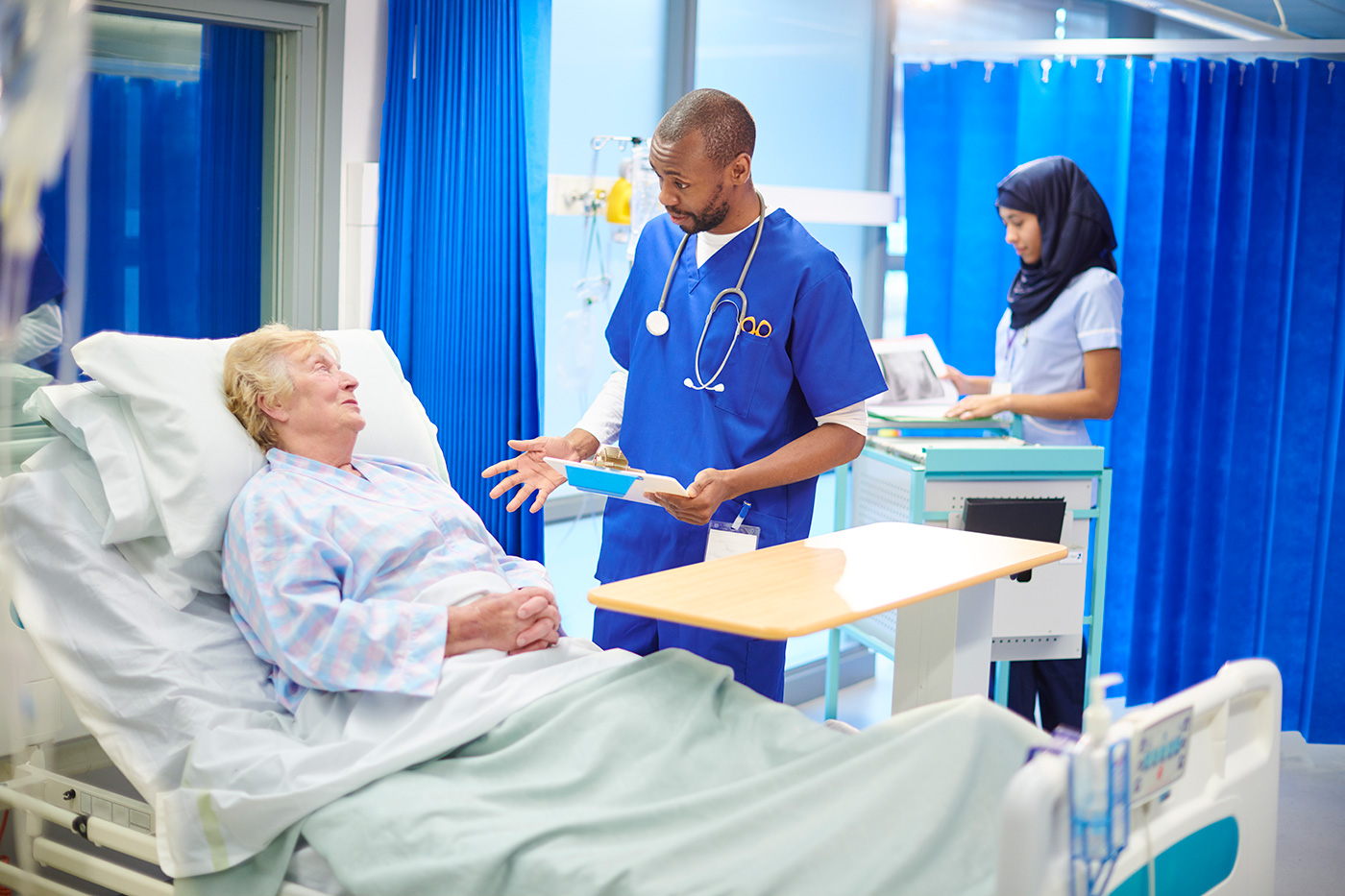 Image of a doctor speaking to a patient 